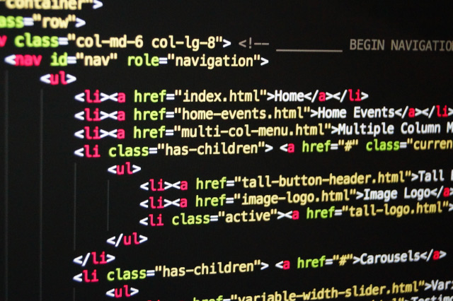 Code html en couleur sur écran noir